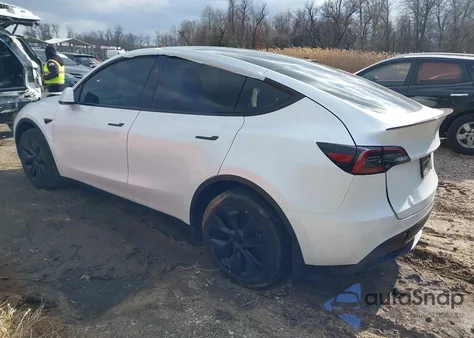 2024 Tesla Model Y Long Range Dual Motor All-Wheel Drive z USA, uszkodzony, nr VIN 7SAYGDEE2RA335897